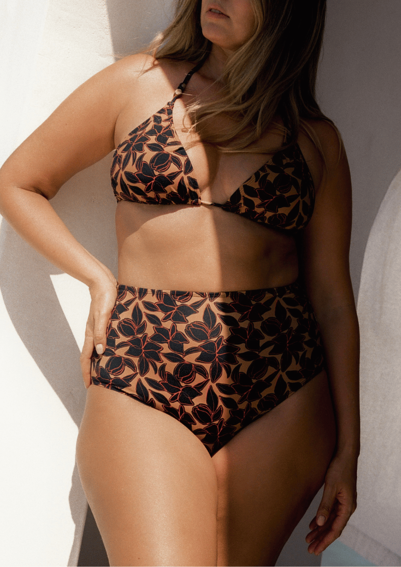 Bokumaia Fior Bottom in Noir Hibiscus floral print – sculpting high-waisted bikini brief on model